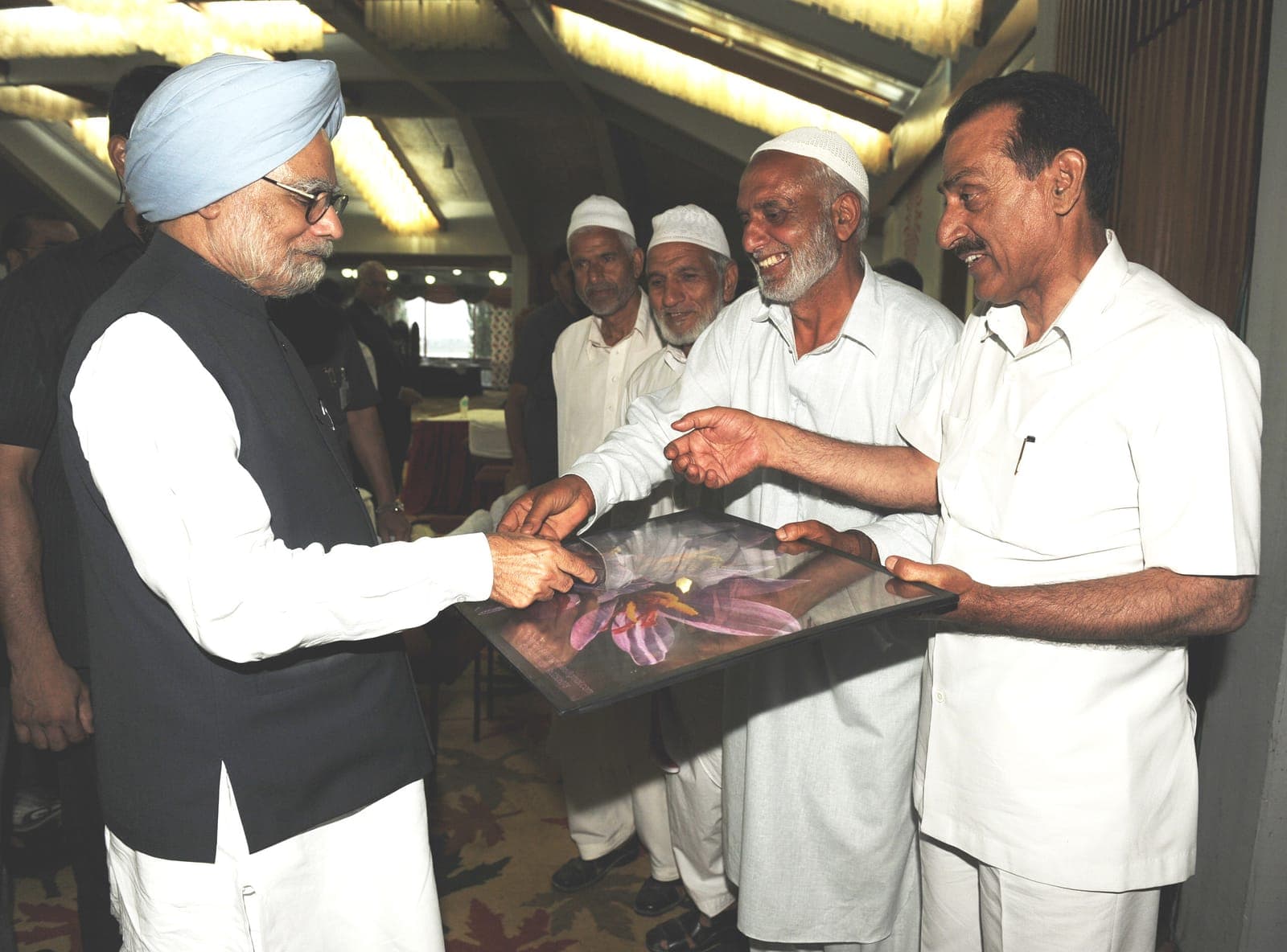 Former PM Dr. Manmohan Singh receiving our Pampore saffron